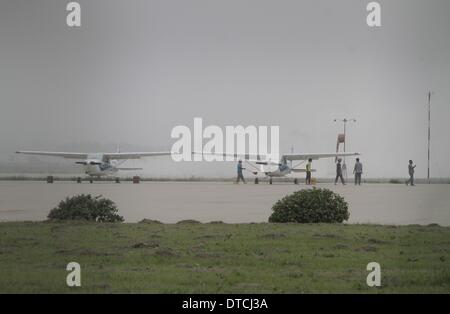 Yogyakarta, Indonesia. 15 feb 2014. Gli ufficiali è stata la pulizia di cenere vulcanica dall eruzione del vulcano Kelud all aeroporto Adisumarno il 15 febbraio 2014 in solo, in Indonesia. Impatto dell'eruzione del vulcano Kelud varie città in Java Indonesia. Ceneri vulcaniche che si verifica anche realizzato un certo numero di voli a tre aeroporti ritardato fino a quando un tempo imprecisato limite. Credito: ZUMA Press, Inc./Alamy Live News Foto Stock