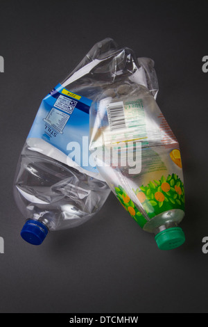 Schiacciata di plastica vuote bottiglie di bevande Foto Stock