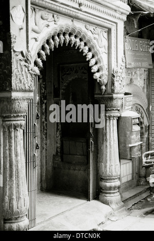 Il quartiere vecchio di Varanasi Benares in Uttar Pradesh in India in Asia del Sud. Gange architettura indiana Edificio Ingresso Travel Wanderlust Foto Stock