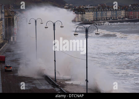 Aberystwyth Wales UK, sabato 15 Fen 2014 vento con raffiche fino a 60-70km/h unità onde enormi pounding contro la parete del mare e la passeggiata lungomare a Aberystwyth sulla West Wales coast del regno unito ad alta marea per prima cosa questa mattina. Dopo mesi di violente tempeste e potenti picchi di marea, oggi venti alti sono previsioni per essere l'ultimo sulla sequenza attuale delle tempeste. Meteo più calme, sebbene piovoso, sia le previsioni per i prossimi giorni. Credito: keith morris/Alamy Live News Foto Stock