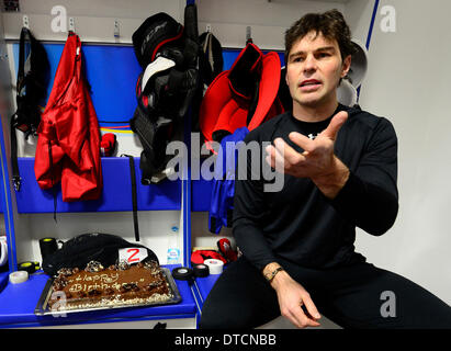 Sochi, Russia. 15 feb 2014. Il giocatore della Repubblica ceca di hockey per i Giochi Olimpici Invernali Jaromir Jagr è visto con una torta al cioccolato che ha ottenuto per il suo 42o compleanno a Sochi, Russia, 15 febbraio 2014. © Roman Vondrous/CTK foto/Alamy Live News Foto Stock