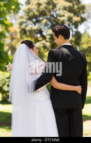 Vista posteriore della sposa con bracci intorno in posizione di parcheggio Foto Stock