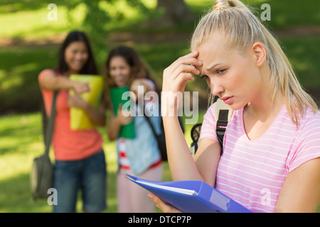 Essendo femmina intimorito dal gruppo di studenti Foto Stock