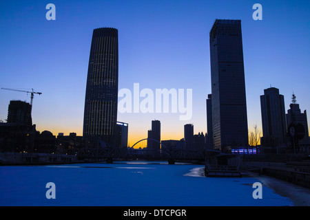 Città al crepuscolo, Tianjin della Cina Foto Stock