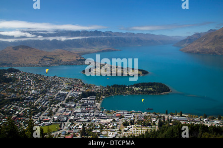 Vista su Queenstown e il lago Wakatipu, con parapendio, Isola del Sud, Nuova Zelanda Foto Stock