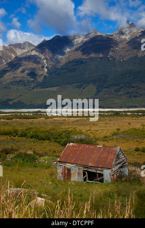 Vecchia capanna abbandonata in valle vicino a Glenorchy, Isola del Sud, Nuova Zelanda Foto Stock