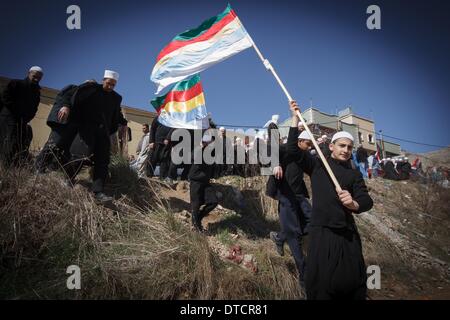 (140215) -- MAJDAL SHAMS, Feb 15, 2014 (Xinhua) -- i membri della comunità i drusi tenere i drusi bandiere durante un rally in Majdal Shams, Drusi un villaggio con una popolazione di 11.000 adiacente ad interim recinzione di confine nel nord del Golan e situata nel cuore di un conflitto tra Israele e la Siria, su 14 Febbraio, 2014. Centinaia di membri della comunità i drusi hanno preso parte al rally qui il venerdì, protestando contro Israele l'annessione delle alture del Golan in 1981. Israele catturato le alture del Golan in una guerra 1967 e poi annesso il territorio strategico che si affaccia il nord Foto Stock