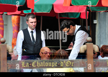 Bruxelles, Belgio. I camerieri al cafe nella Grand Place Foto Stock