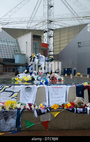 Preston, Lancashire, Regno Unito 15 Febbraio 2014: ventilatori rendere omaggio alla leggenda calcistica di Sir Tom Finney a Preston's Deepdale Stadium. Foto Stock