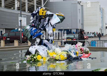 Preston, Lancashire, Regno Unito 15 Febbraio 2014: ventilatori rendere omaggio alla leggenda calcistica di Sir Tom Finney a Preston's Deepdale Stadium. Foto Stock