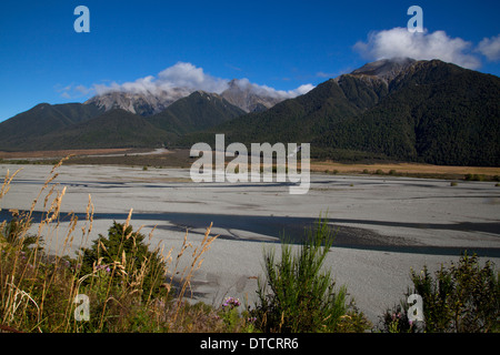 Visualizza in basso Valley vicino a Cass, Arthurs Pass il Parco Nazionale di South Island, in Nuova Zelanda Foto Stock