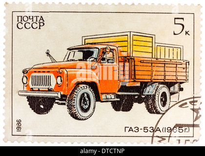 RUSSIA - circa 1986: timbro stampato in Russia, mostra carrello retrò GAZ - 53A, circa 1986. Foto Stock