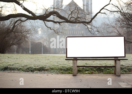 Tabellone vuoto sul banco a City Park Foto Stock