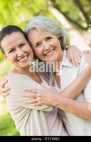 Ritratto di una donna matura con la figlia adulta Foto Stock