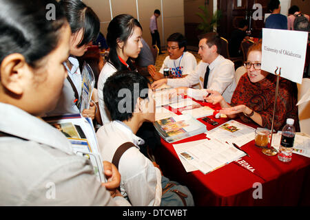 Phnom Penh Cambogia. 15 feb 2014. Cambogiano di studenti frequentano una educazione fiera a Phnom Penh, capitale della Cambogia, nel febbraio 15, 2014. Più di trenta Stati Uniti college e università hanno organizzato congiuntamente una educazione mostra in Phnom Penh Cambogia Sabato, finalizzato a promuovere la formazione dei legami tra i due paesi. Credito: Sovannara/Xinhua/Alamy Live News Foto Stock