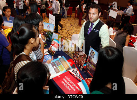 Phnom Penh Cambogia. 15 feb 2014. Cambogiano di studenti frequentano una educazione fiera a Phnom Penh, capitale della Cambogia, nel febbraio 15, 2014. Più di trenta Stati Uniti college e università hanno organizzato congiuntamente una educazione mostra in Phnom Penh Cambogia Sabato, finalizzato a promuovere la formazione dei legami tra i due paesi. Credito: Sovannara/Xinhua/Alamy Live News Foto Stock