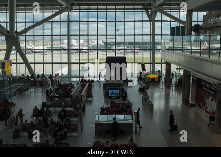 I passeggeri di attendere per la partenza in aeroporto di Heathrow Terminal dell'edificio 5. Foto Stock