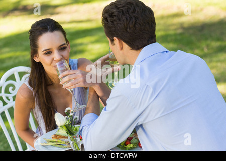 Paio di bere champagne a outdoor cafÃ© Foto Stock