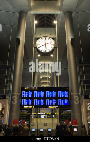 Orologio e informazioni di viaggio in aeroporto di Copenaghen, Copenaghen, la Danimarca. Foto Stock