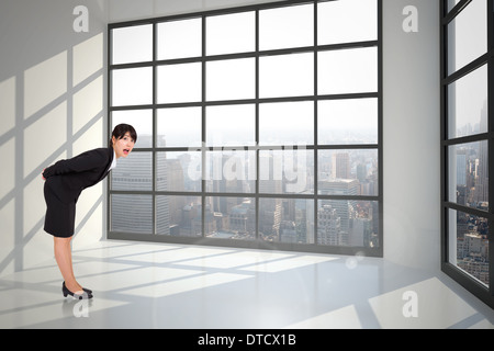Immagine composita di sorpreso imprenditrice la piegatura Foto Stock