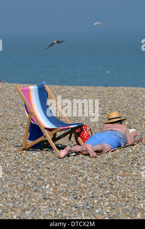 Le donne la lettura sulla spiaggia Foto Stock