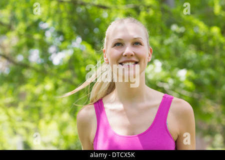 Close-up di una donna sana nel reggiseno per lo sport in posizione di parcheggio Foto Stock