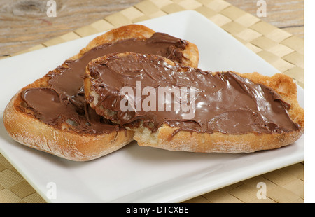 Due fette di pane tostato con deliziosa cioccolata spalmabile Foto Stock