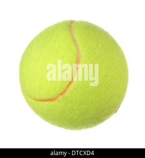 Primo piano di una palla da tennis isolati su sfondo bianco Foto Stock