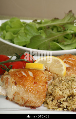 Pollo fritto con limone e bulgar frumento Foto Stock