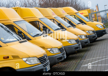 Muenster, Germania, furgoni Deutsche Post DHL Foto Stock