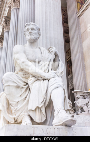 Statua all'ingresso del parlamento austriaco edificio mostra console romano e storico di Tacito, Vienna, Austria Foto Stock