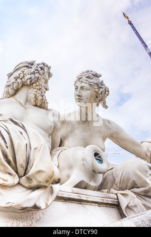 Due figure, dettaglio della fontana di athena di fronte al palazzo del parlamento, che mostra due figure allegoriche, Vienna, Austria Foto Stock