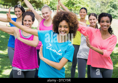 Gli amici di eseguire Zumba dance in posizione di parcheggio Foto Stock