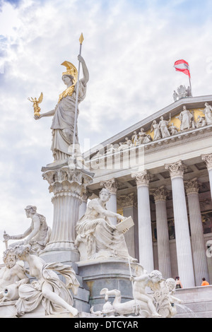 Dettaglio dell'Athena-fontana di fronte al palazzo del parlamento, nella parte di sfondo del timpano Foto Stock