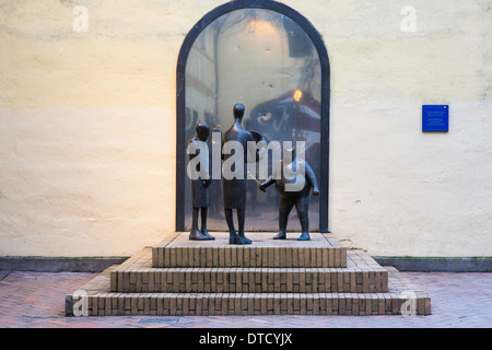 Una statua raffigurante una scena da Hans Andersen cristiano della storia gli abiti nuovi dell'Imperatore in Odense, Danimarca. Foto Stock