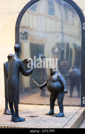 Una statua raffigurante una scena da Hans Andersen cristiano della storia gli abiti nuovi dell'Imperatore in Odense, Danimarca. Foto Stock