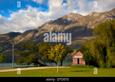 Vecchia cabina sul lago Wakatipu a Glenorchy, Isola del Sud, Nuova Zelanda Foto Stock