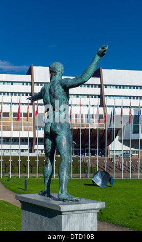 Statua greca di Poseidone - Nettuno e Consiglio d'Europa edificio, Palais de l'Europe, Strasburgo, Alsazia, Francia, Europa Foto Stock