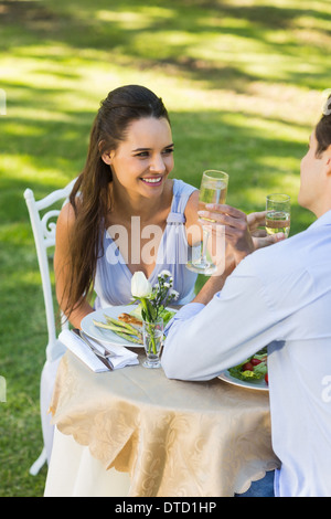Paio di bere champagne a outdoor cafÃ© Foto Stock