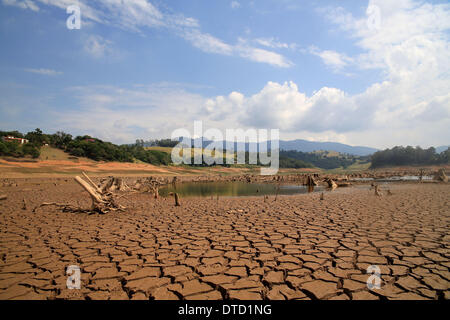 Sao Paulo, Brasile sudorientale. 14 feb 2014. Vista la siccità in Rio Jacarei, regione di Joanopolis, interno di Sao Paulo, Brasile sudorientale, il 14 febbraio 2014. Il livello del sistema Cantareira, abastace diga che quasi 9 milioni di persone in Sao Paulo è in 18,7%, il livello più basso dal 1974. Foto: LUIS MOURA/ESTADAO CONTEODO/dpa/Alamy Live News Foto Stock