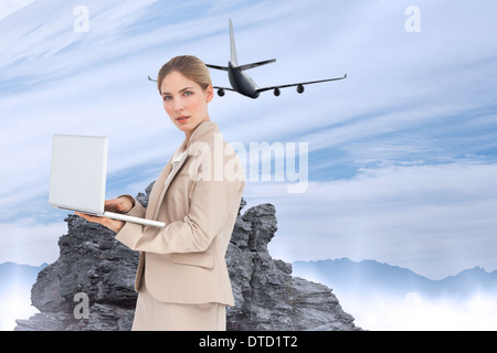 Immagine composita di imprenditrice con un laptop Foto Stock