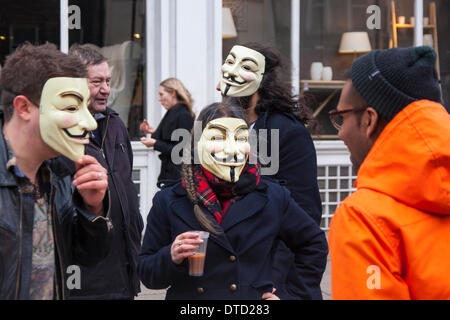 Londra il 15 febbraio 2014. Una manciata di hacking informatico gruppo anonimo' sostenitori dimostrare al di fuori della Chiesa di Scientology come il marchio del sesto anniversario della loro campagna contro la "cult". Credito: Paolo Davey/Alamy Live News Foto Stock