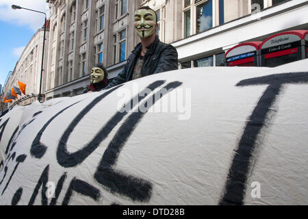 Londra il 15 febbraio 2014. Una manciata di hacking informatico gruppo anonimo' sostenitori dimostrare al di fuori della Chiesa di Scientology come il marchio del sesto anniversario della loro campagna contro la "cult". Credito: Paolo Davey/Alamy Live News Foto Stock