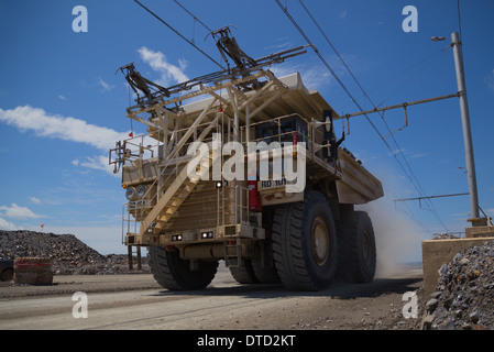 Grande bianco Hitatchi ibrido diesel/elettrica carrello minerario cale di rifiuti in un mondo di classe africana miniera di rame. Foto Stock