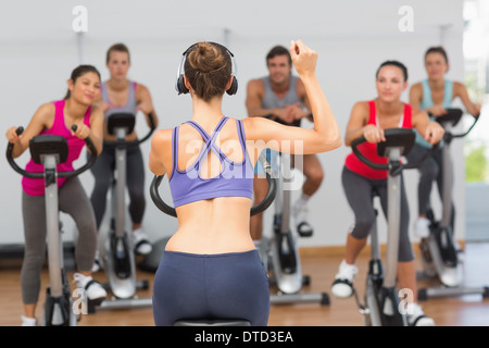 Trainer e fitness classe a classe di filatura Foto Stock