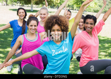 Le donne di eseguire la danza fitness in posizione di parcheggio Foto Stock