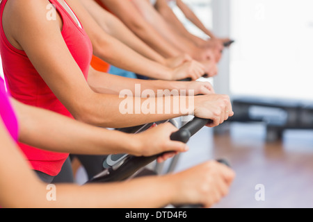 Montare persone che lavorano alla classe di filatura Foto Stock