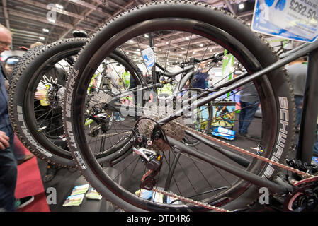 Londra, Regno Unito. 15 feb 2014 più grande del Regno Unito ciclismo bacheche espositive molte nuove biciclette e accessori. Credito: Malcolm Park editoriale/Alamy Live News Foto Stock