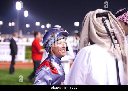 Frankie Dettori parla con arabi locali ai proprietari di cavalli all Ippodromo di Meydan durante il Dubai World Cup Carnival Foto Stock