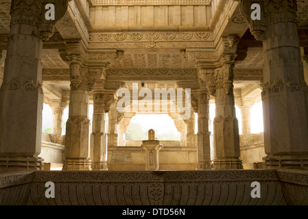 Antico tempio Ranakpur del giainismo noto per il suo marmo scolpito pilastri architettura, design, Rajasthan in India . Foto Stock